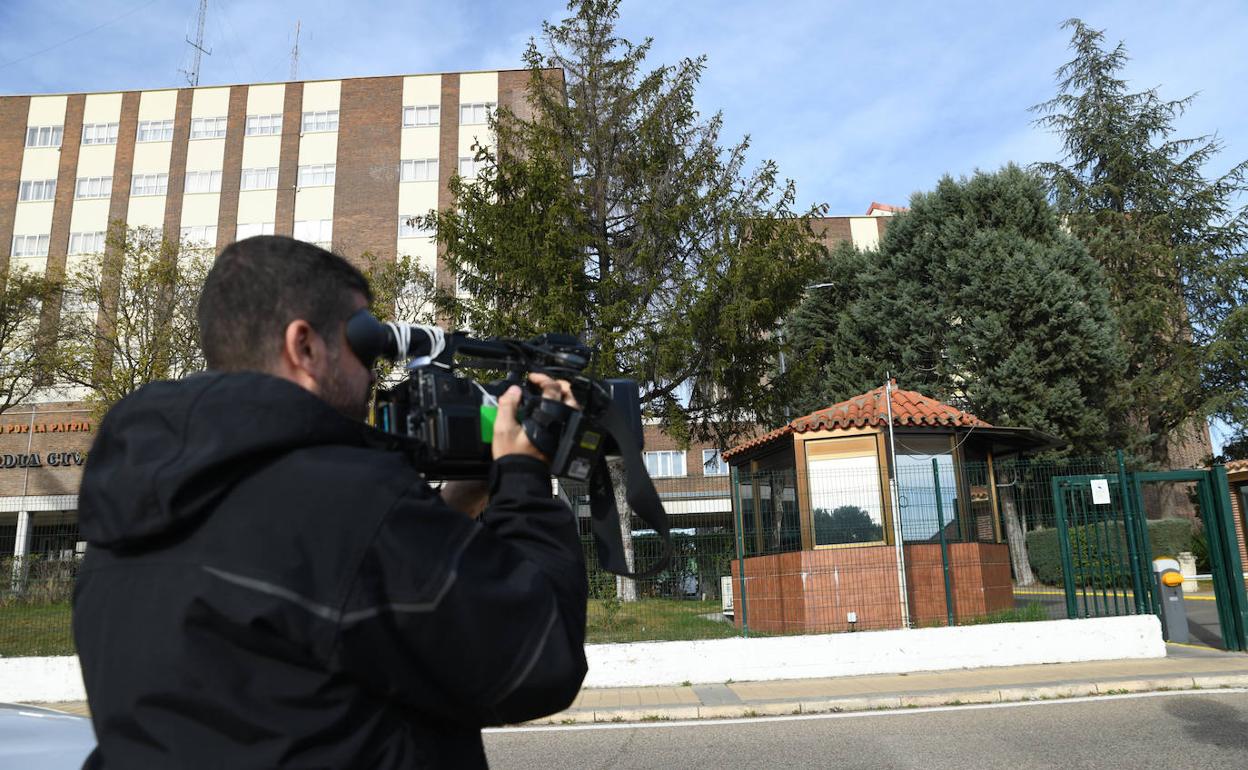 Un periodista graba las instalaciones de la Comandancia el pasado jueves. 