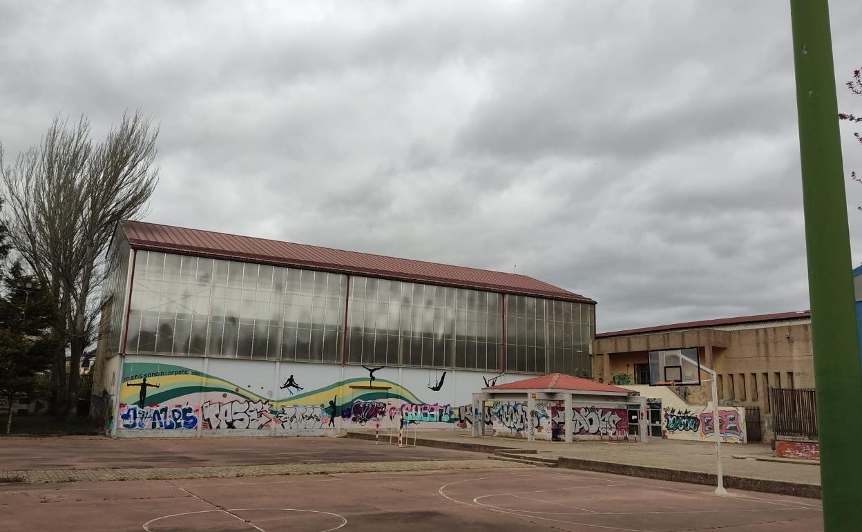 El polideportivo de San Pedro y San Felices requiere de una gran intervención.