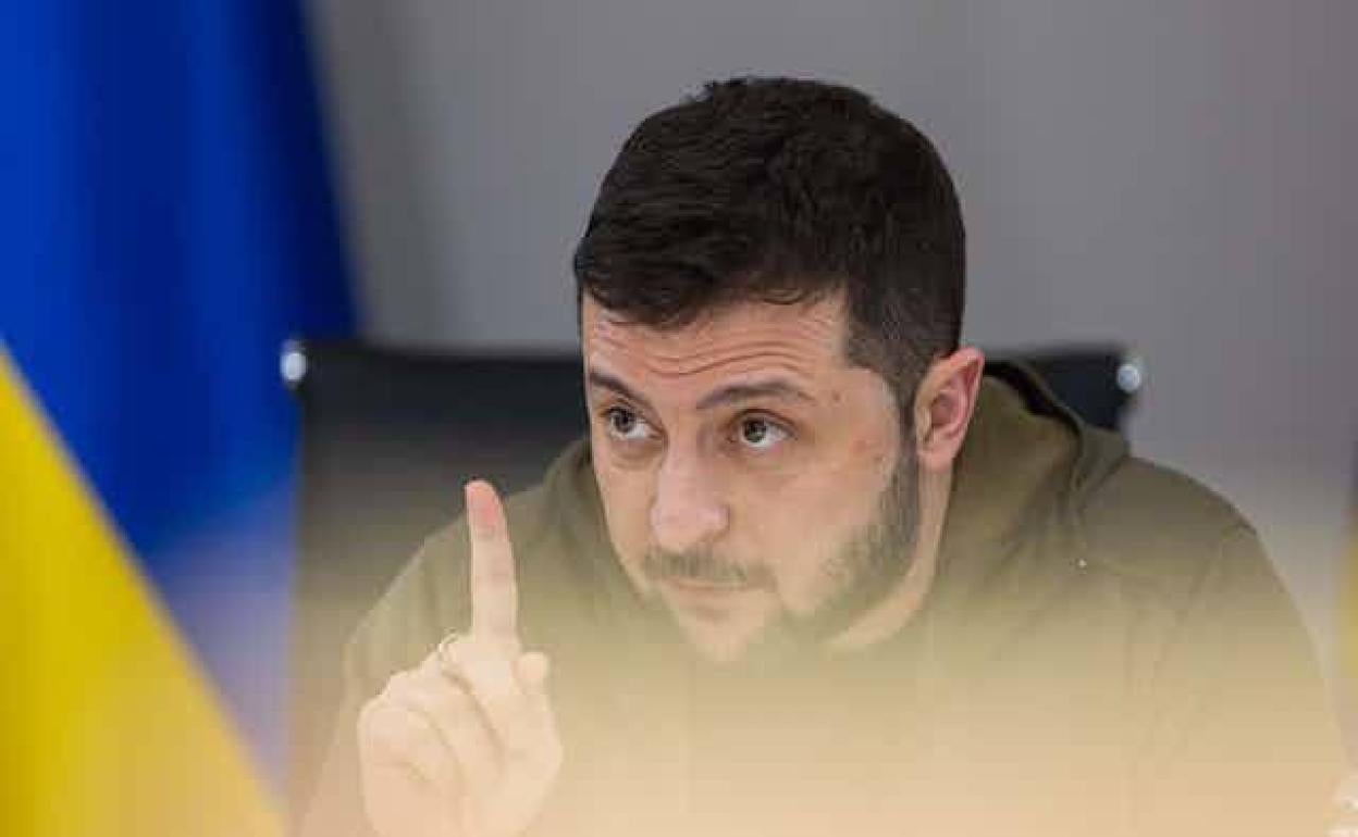 El presidente de Ucrania, Volodímir Zelenski, durante un encuentro con periodistas ucranianos el 5 de abril de 2022.