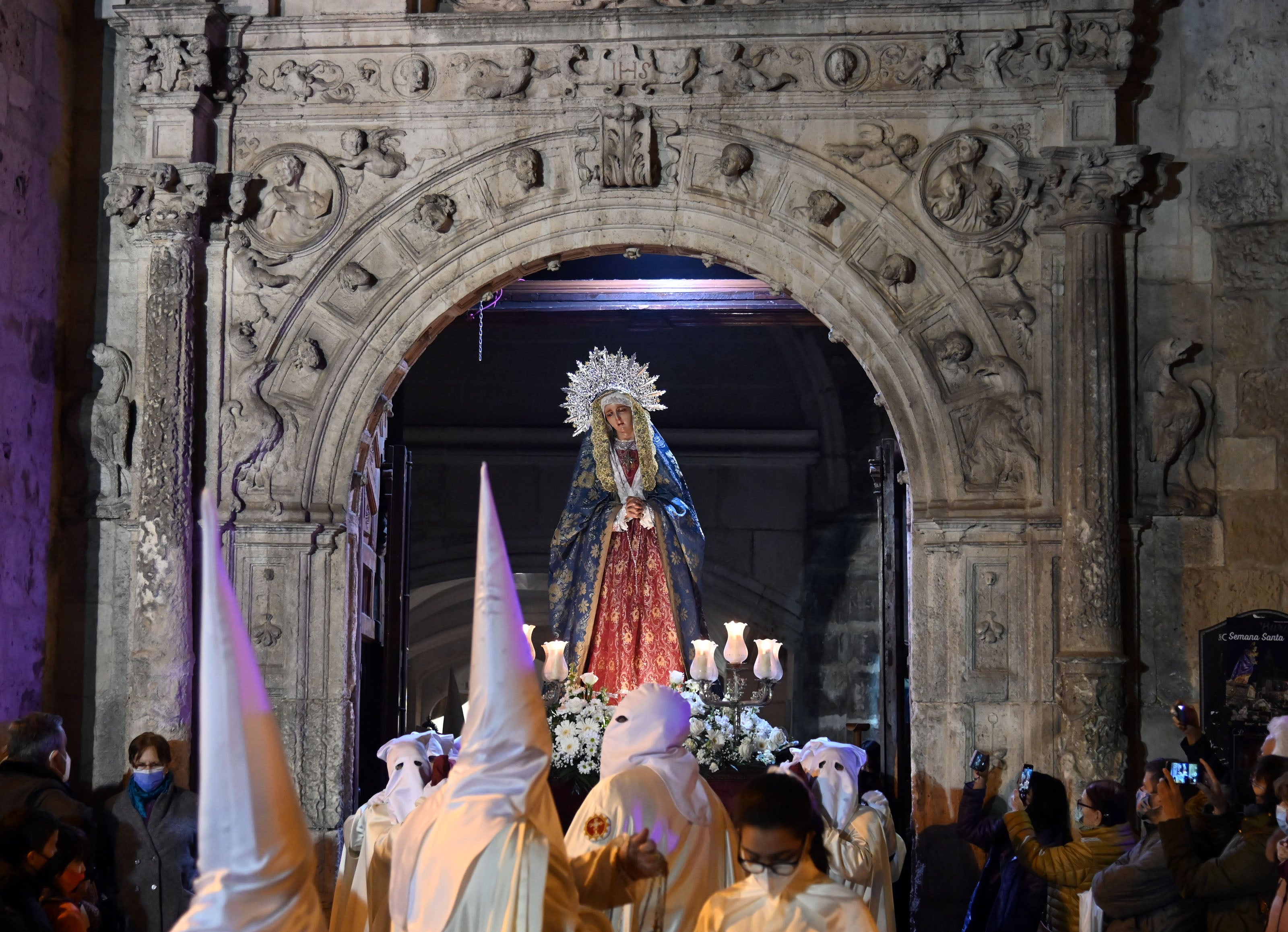 La Virgen de las Angustias saliendo de la iglesia.