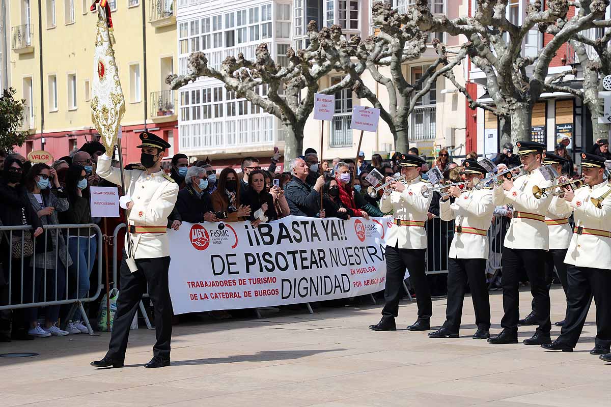 Los trabajadores de la Catedral protestan al paso de la procesión con una pancarta. 