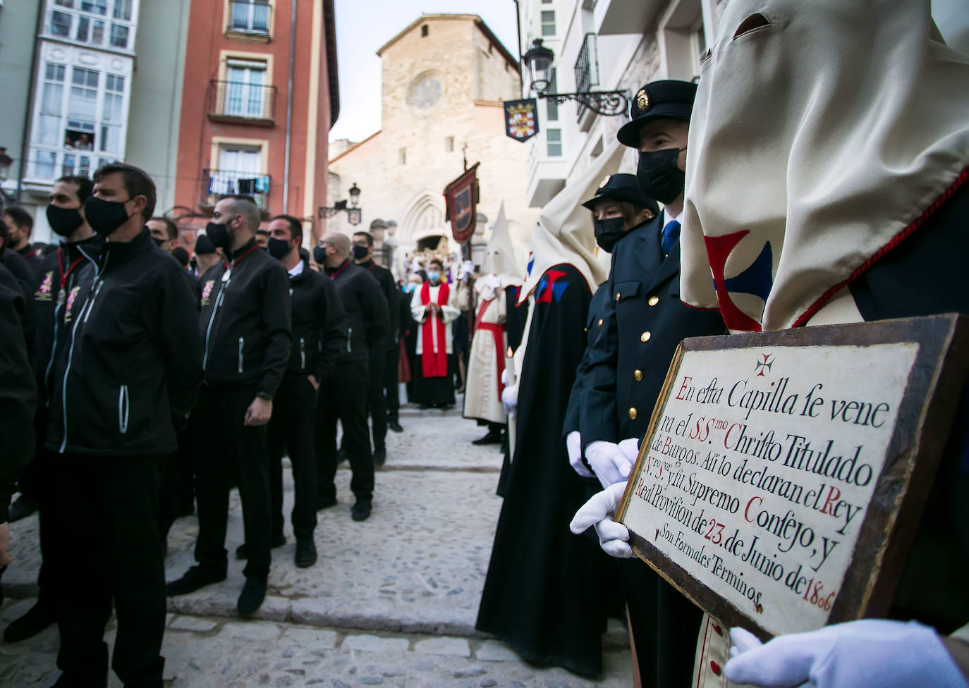 Fotos: El Santísimo Cristo recorre Burgos en vertical