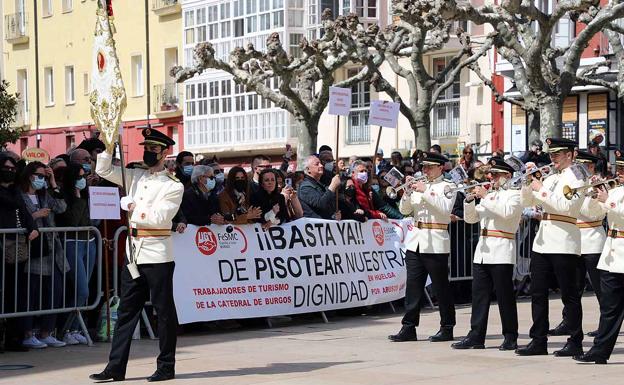 Los trabajadores de la Catedral protestan en la procesión de La Borriquilla con una pancarta. 