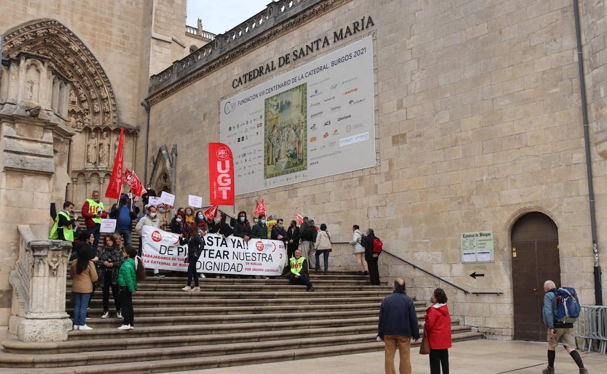 Los trabajadores han protestado a las puertas de la Catedral durante los últimos días. 