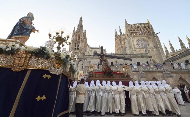 El Encuentro entre Nuestra Señora de los Dolores y su hijo Jesús con la Cruz a cuestas frente a la Catedral