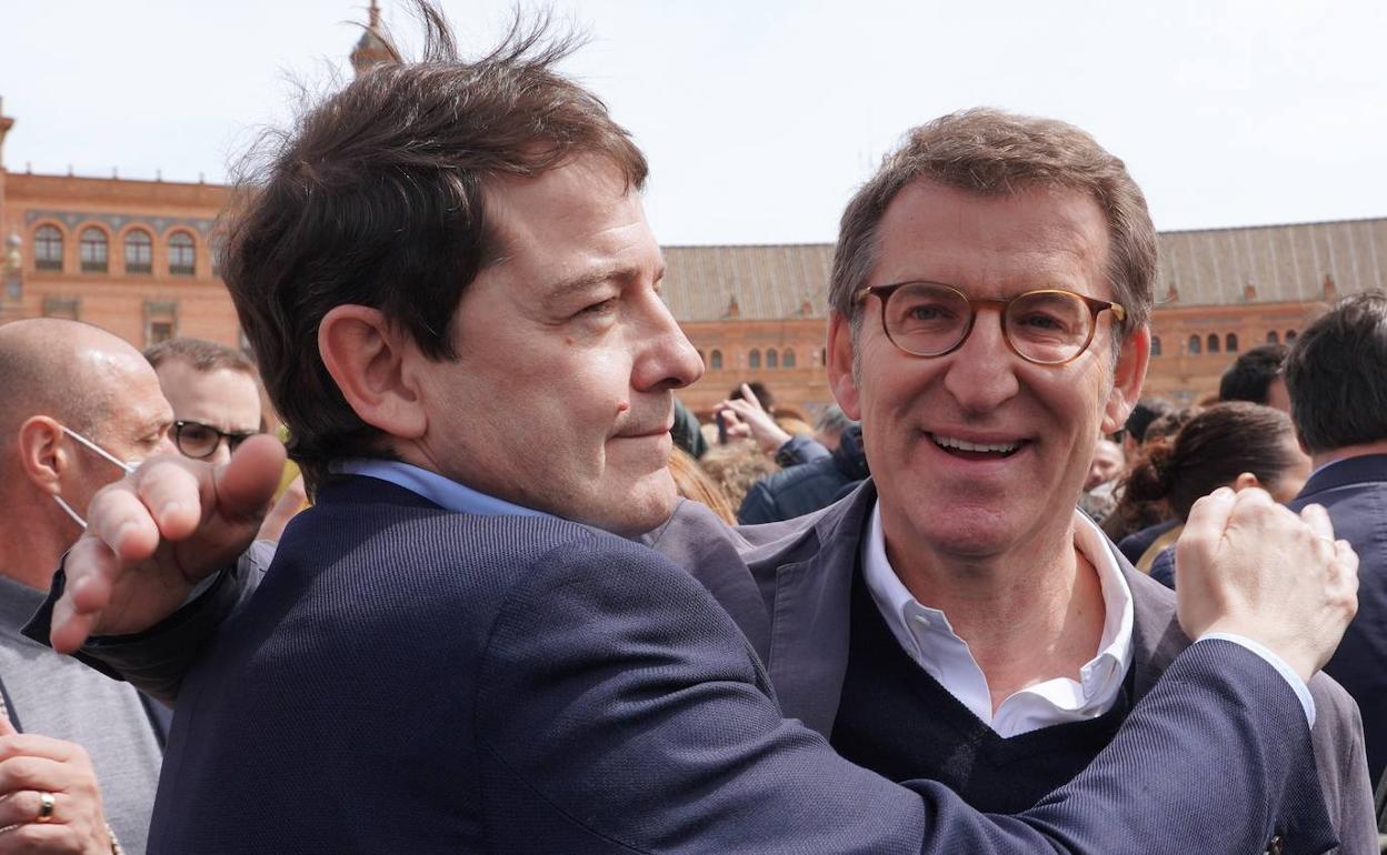 El presidente de la Junta de Castilla y León, Alfonso Fernández Mañueco, y el líder del PP, Alberto Núñez Feijoo, en el congreso nacional del partido en Sevilla