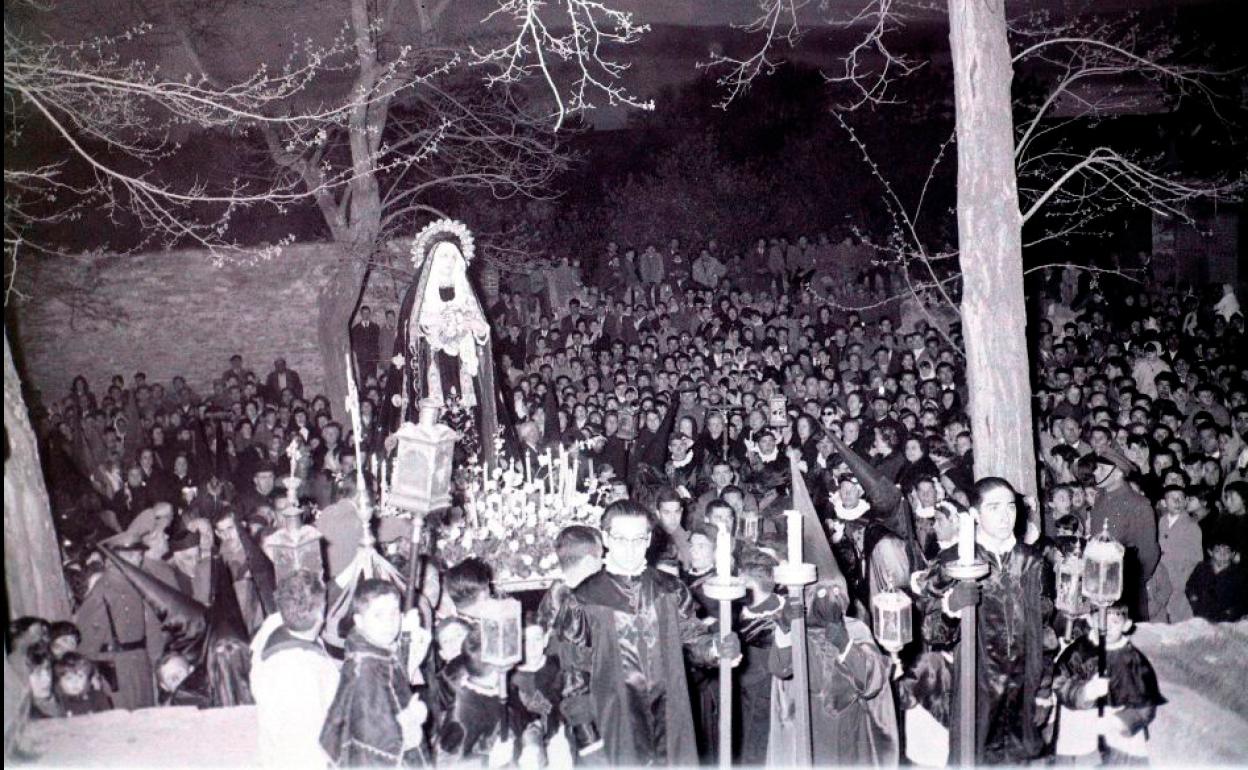 Imagen de la procesión de La Soledad en 1960. 