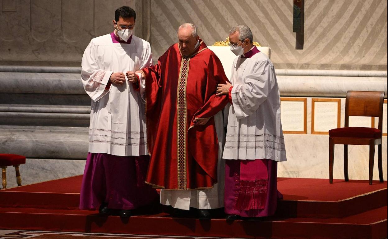 El Papa, ayudado para desplazarse durante los Oficios de Semana Santa.