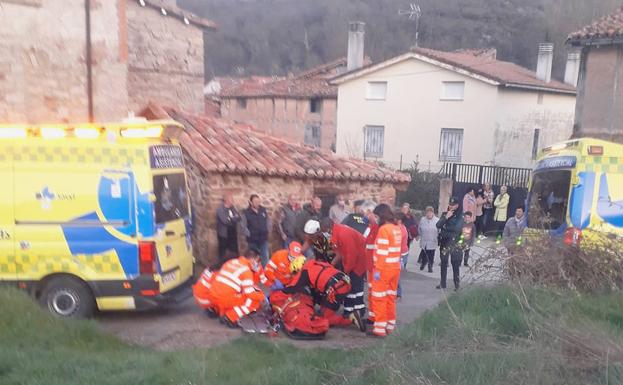 Los servicios de Emergencias atienden a la pareja en Valmala