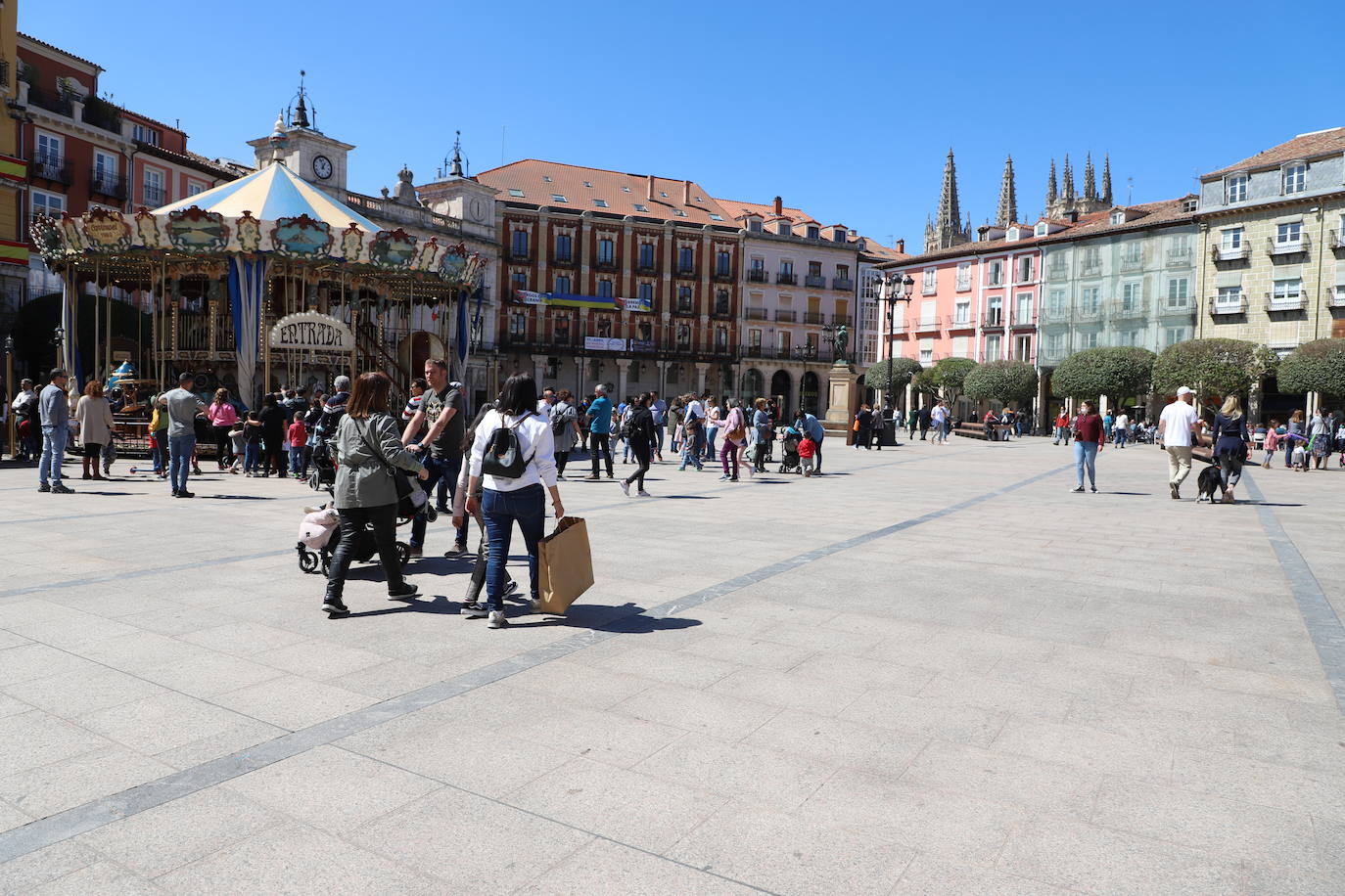 Burgaleses y turistas han disfrutado del sol y las terrazas este sábado en Burgos