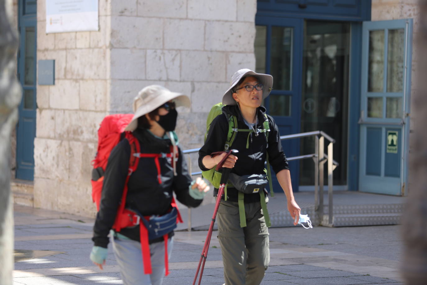 Burgaleses y turistas han disfrutado del sol y las terrazas este sábado en Burgos