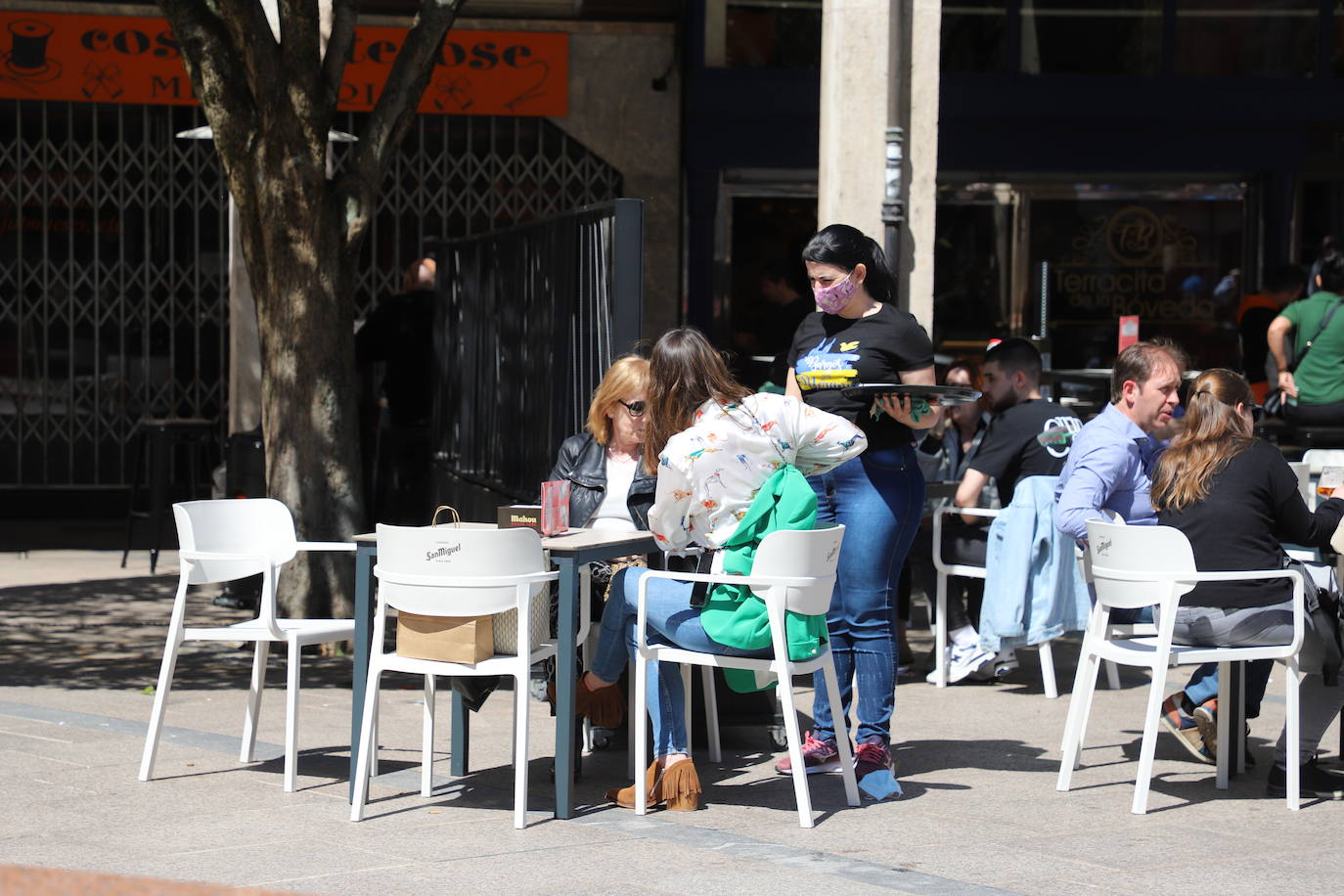 Burgaleses y turistas han disfrutado del sol y las terrazas este sábado en Burgos