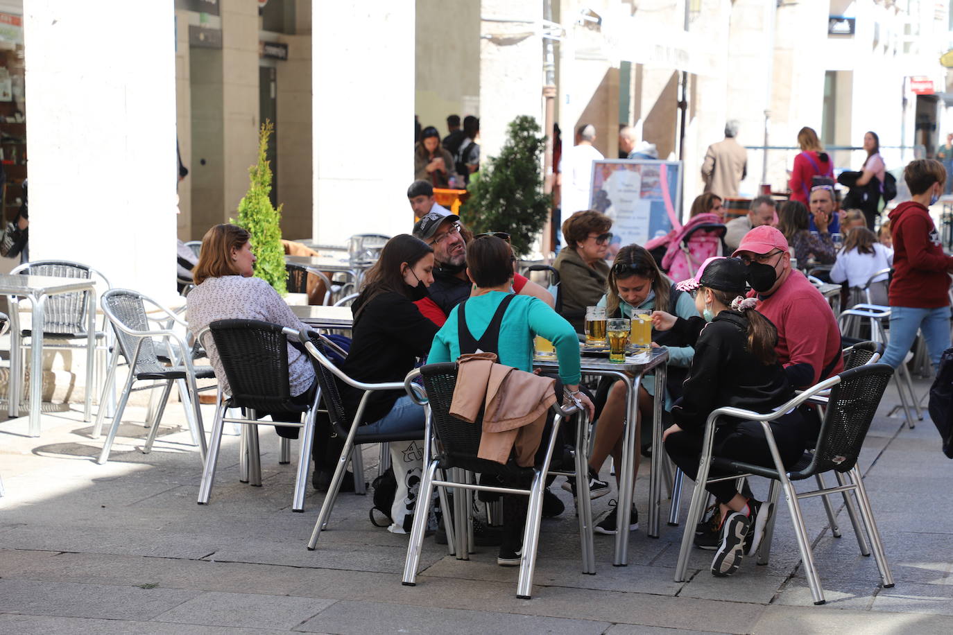 Burgaleses y turistas han disfrutado del sol y las terrazas este sábado en Burgos