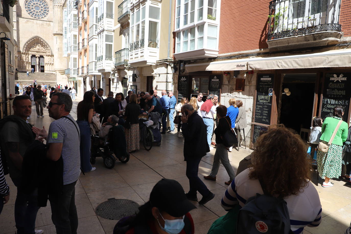 Burgaleses y turistas han disfrutado del sol y las terrazas este sábado en Burgos