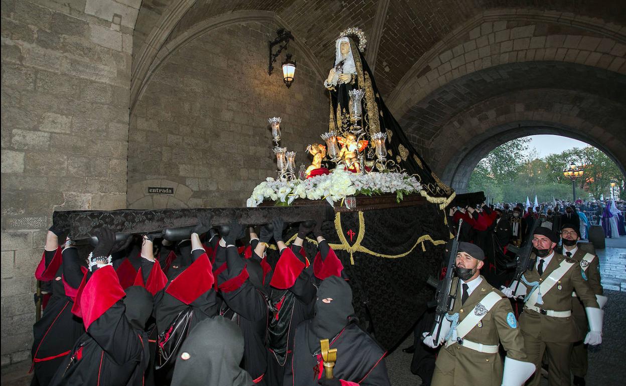 Nuestra Señora de la Soledad cruza el Arco de Santa María camino de la Catedral en la procesión del Sabado Santo