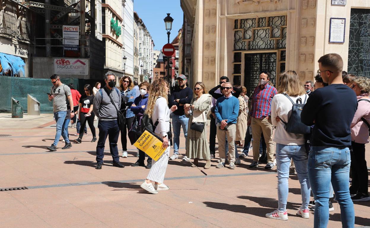 Una guía explica algunos datos de Burgos a un grupo de turistas