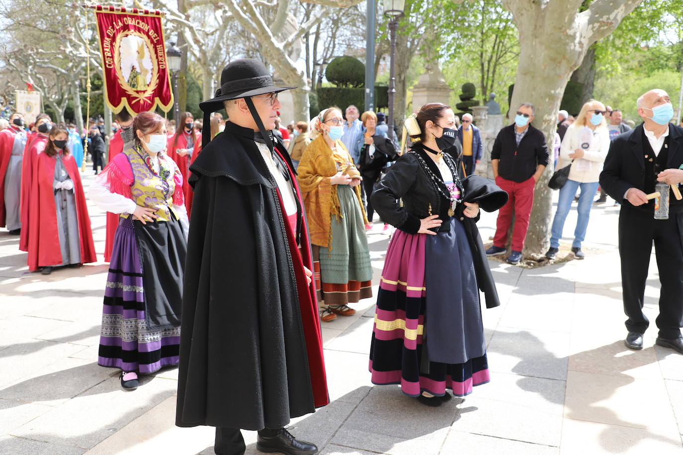 Las jotas, los tambores y las campanillas han acompañado a los cofrades descubiertos en el Domingo de Resurrección en Burgos