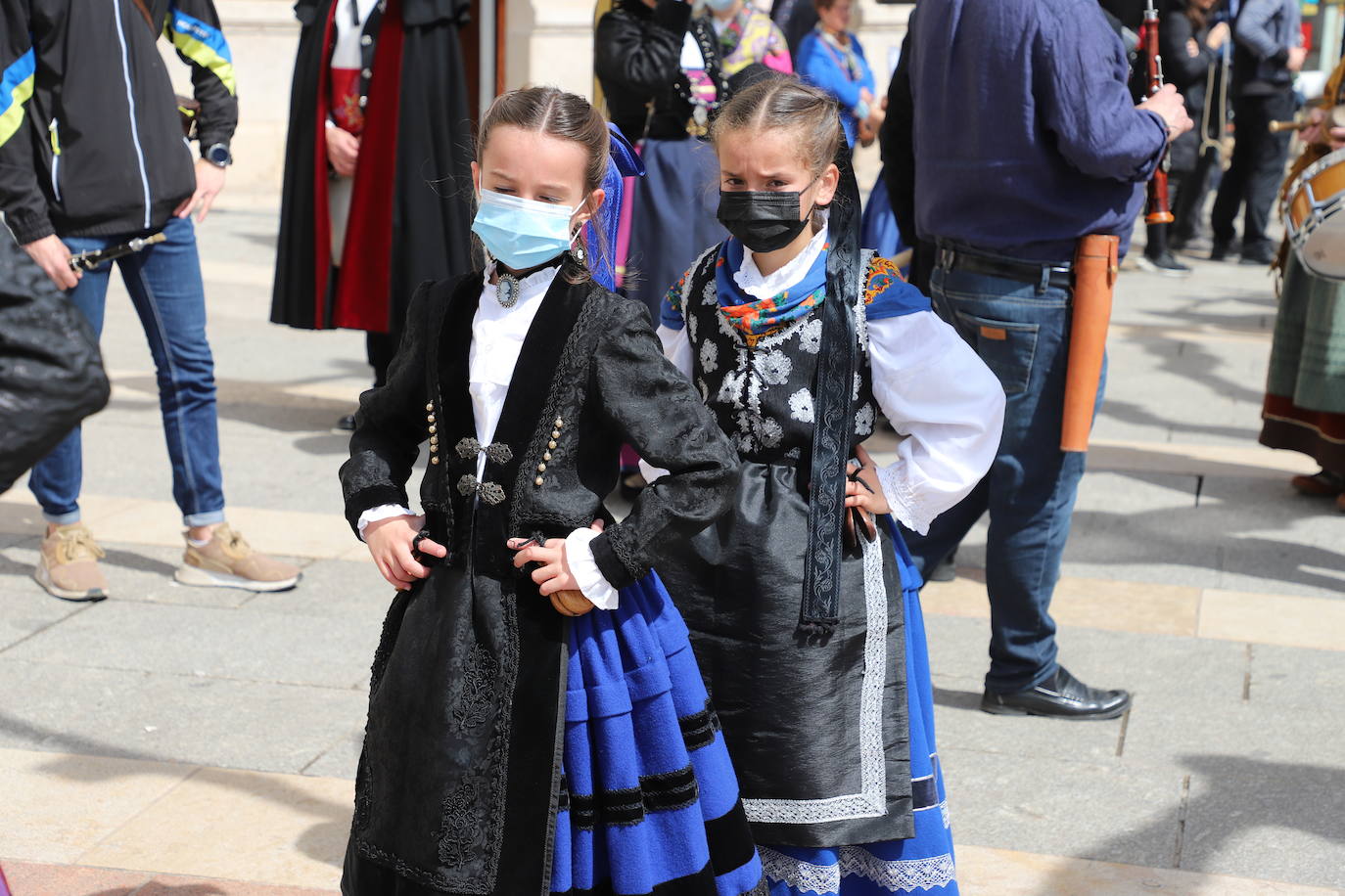 Las jotas, los tambores y las campanillas han acompañado a los cofrades descubiertos en el Domingo de Resurrección en Burgos