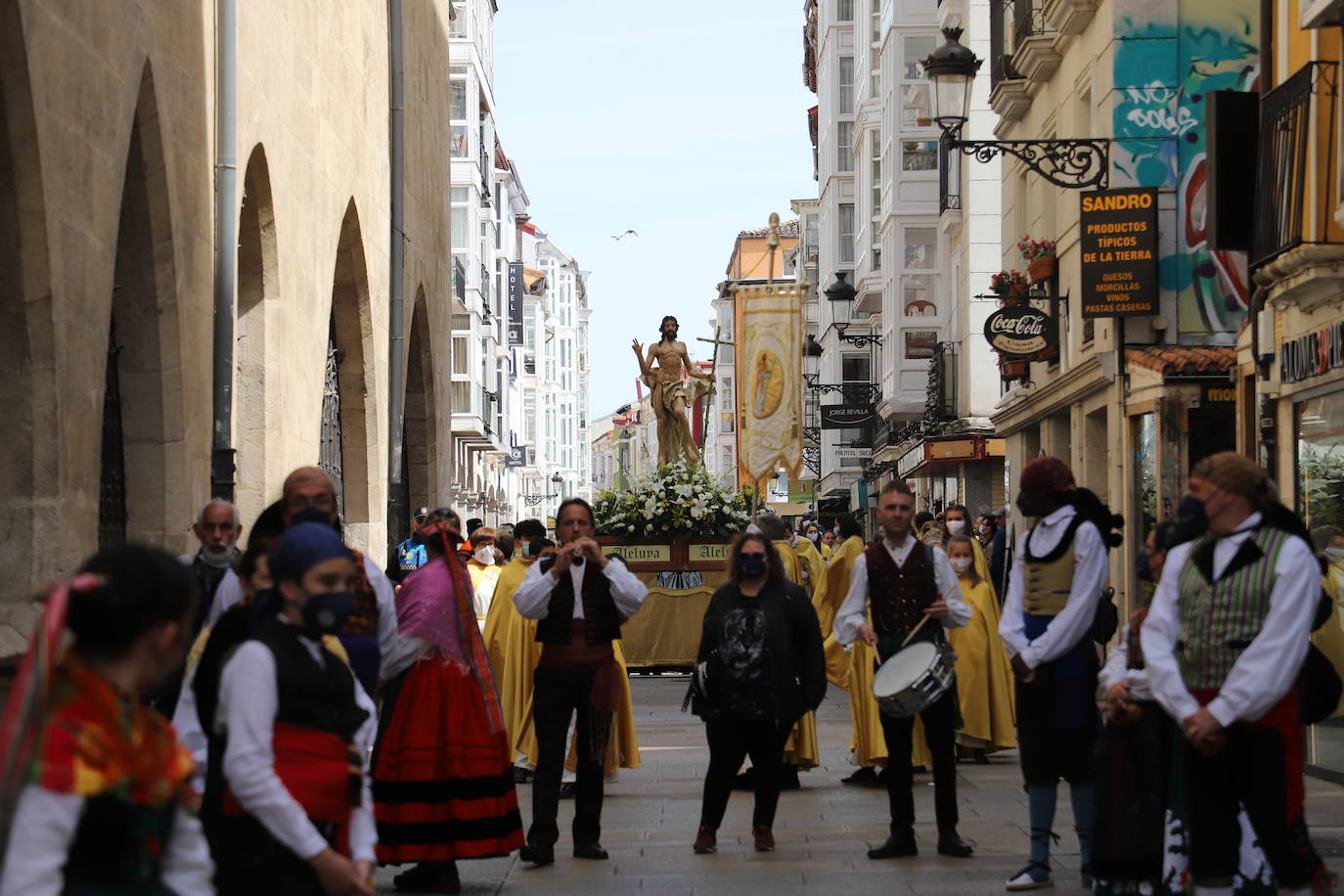 Las jotas, los tambores y las campanillas han acompañado a los cofrades descubiertos en el Domingo de Resurrección en Burgos