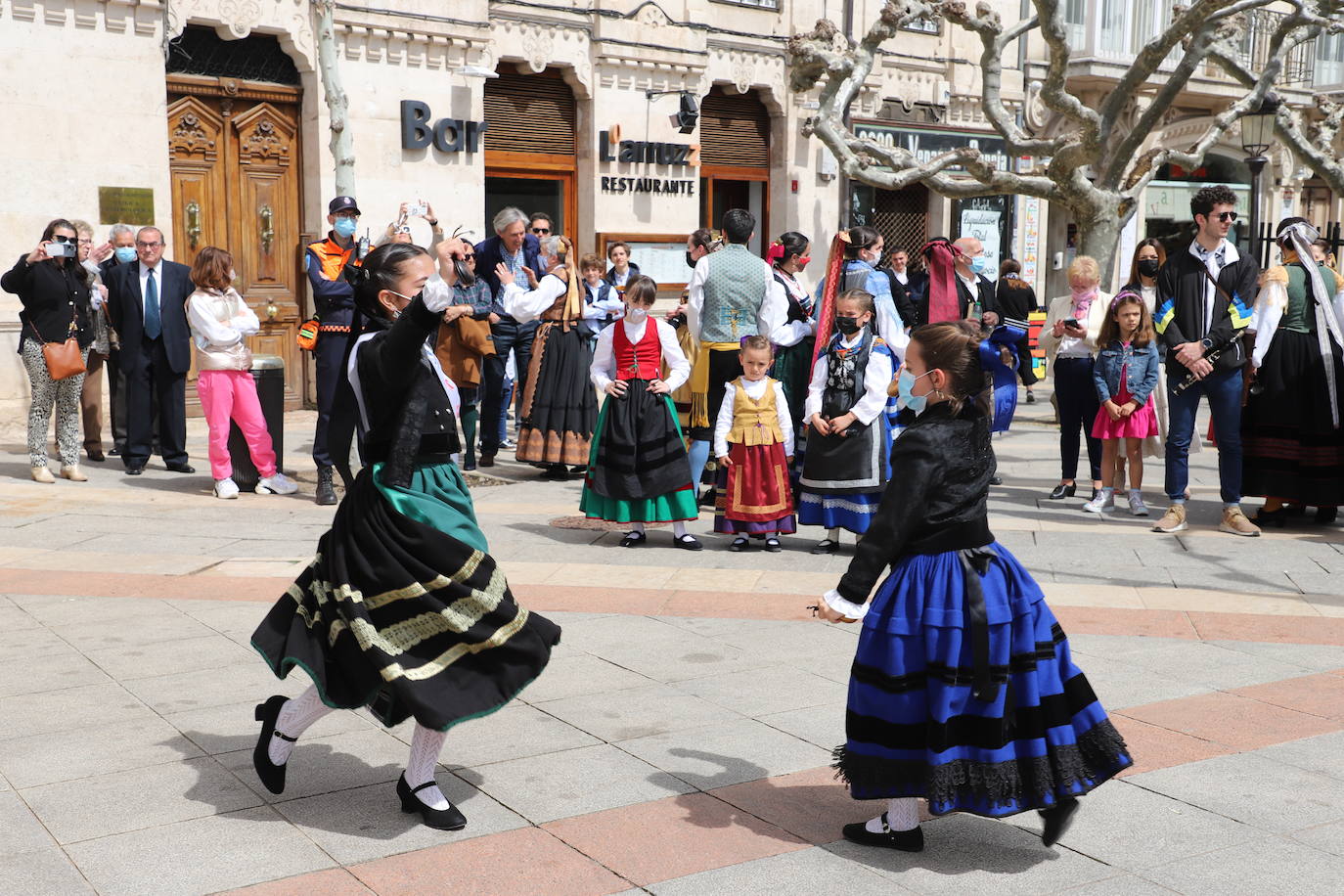 Las jotas, los tambores y las campanillas han acompañado a los cofrades descubiertos en el Domingo de Resurrección en Burgos