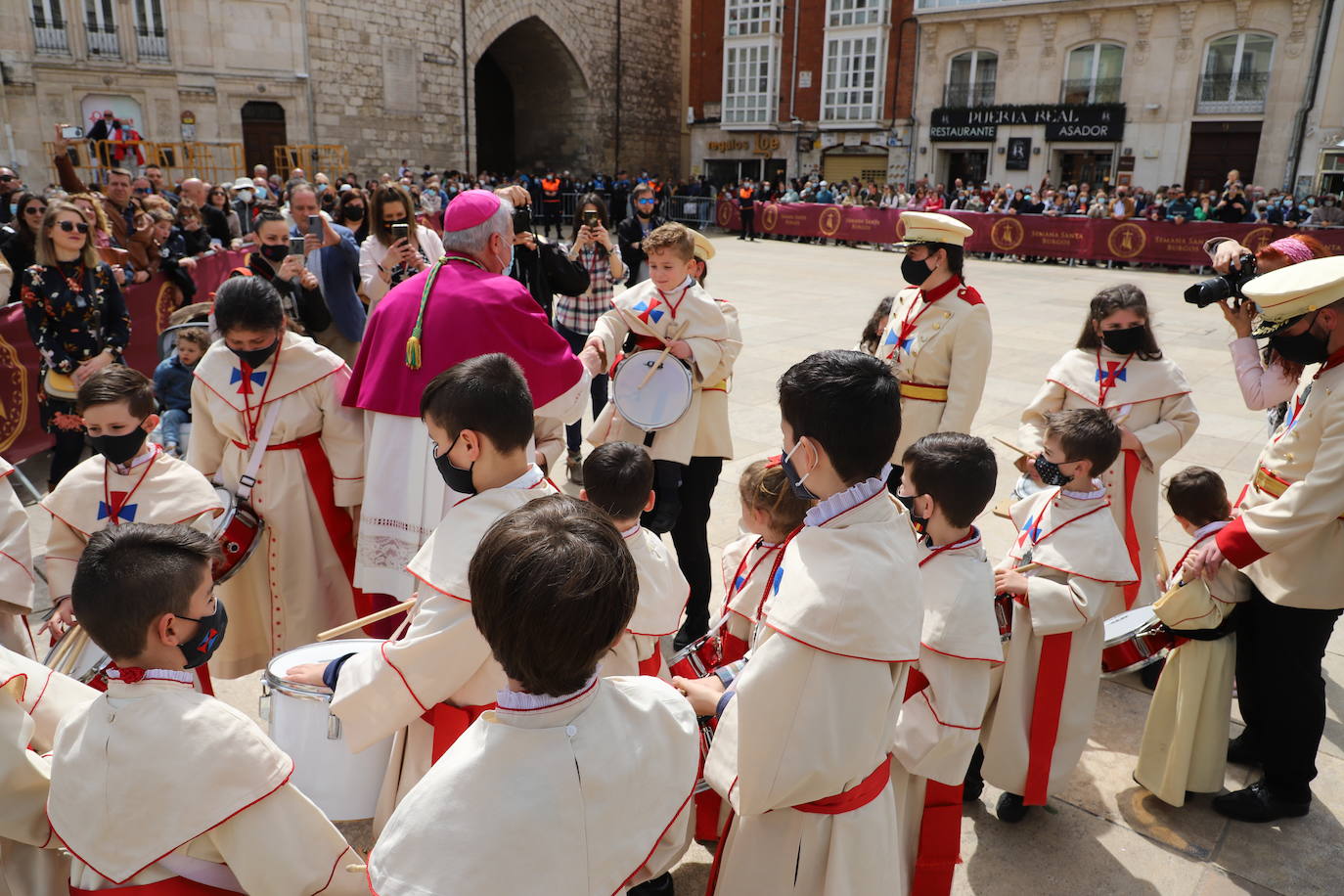 Las jotas, los tambores y las campanillas han acompañado a los cofrades descubiertos en el Domingo de Resurrección en Burgos