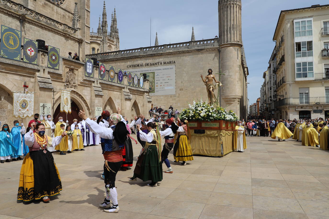 Las jotas, los tambores y las campanillas han acompañado a los cofrades descubiertos en el Domingo de Resurrección en Burgos