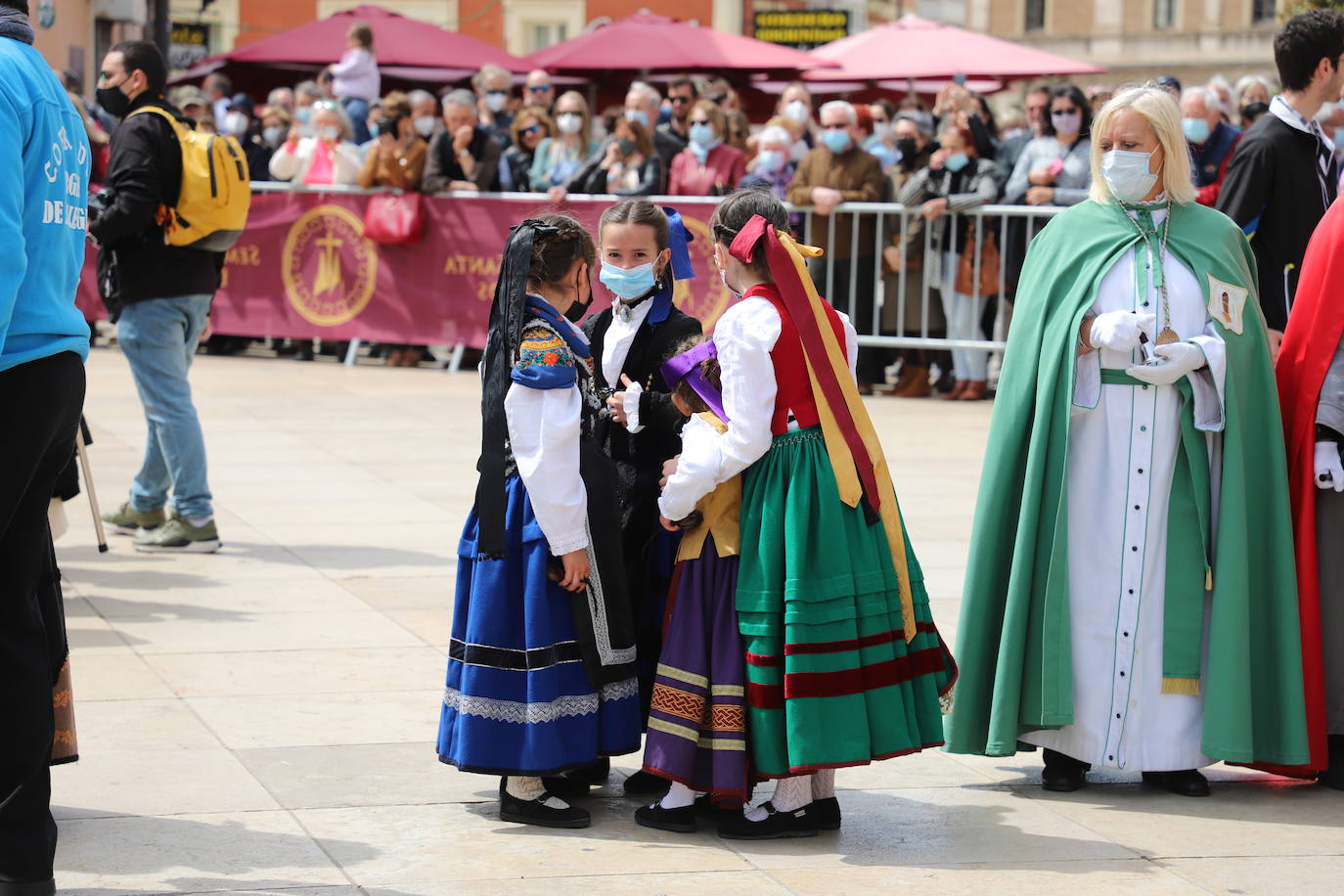 Las jotas, los tambores y las campanillas han acompañado a los cofrades descubiertos en el Domingo de Resurrección en Burgos