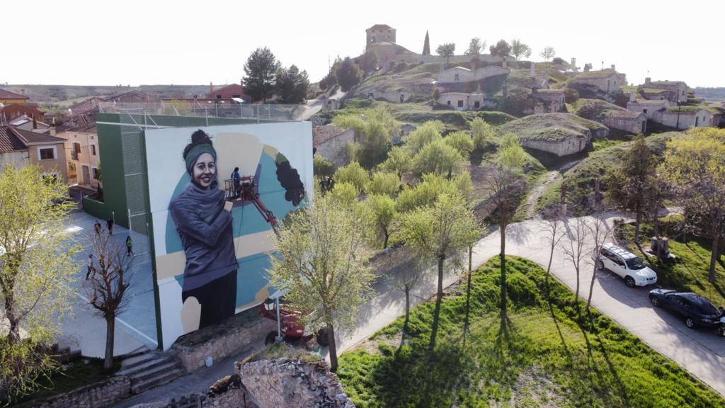 El artista Nano Lázaro trabajando en el impresionante mural de Moradillo de Roa.