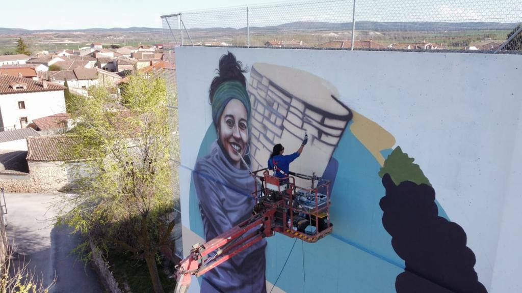 El artista Nano Lázaro trabajando en el impresionante mural de Moradillo de Roa.