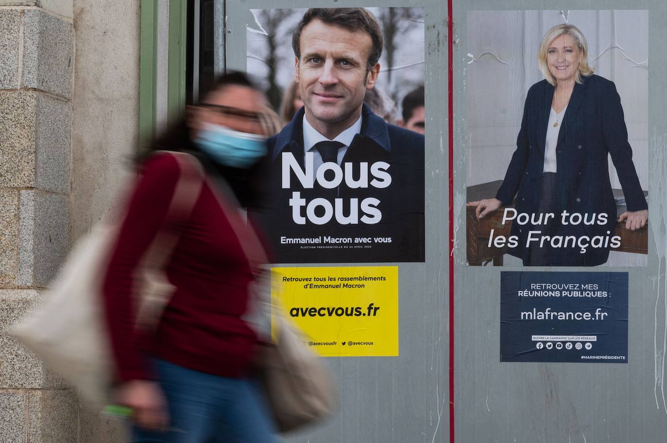 Carteles electorales de Macron y Le Pen, en una calle de París.