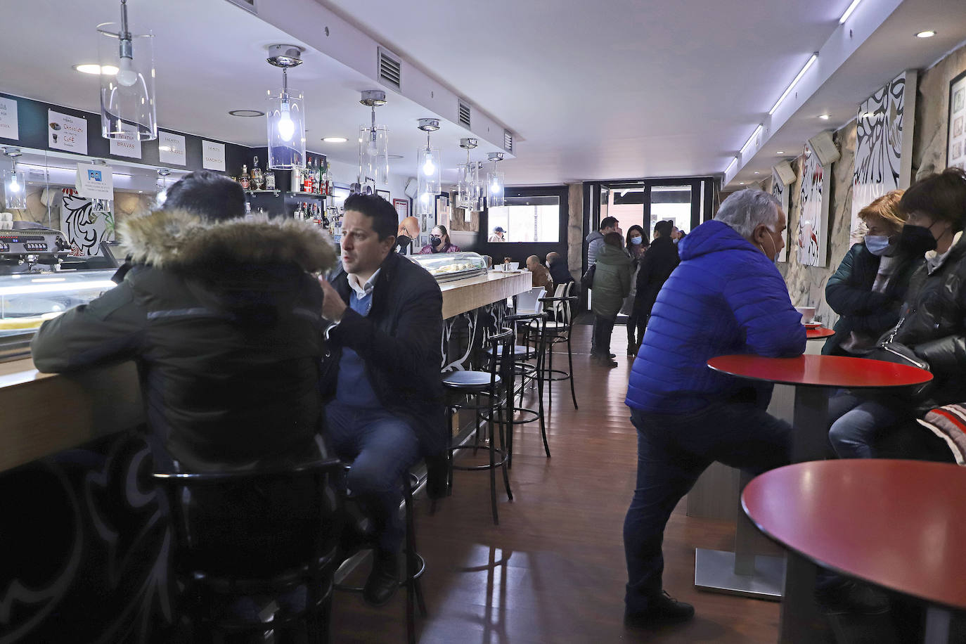 Fotos: Liberación y prudencia: contrastes en Burgos en el primer día sin mascarilla en interiores