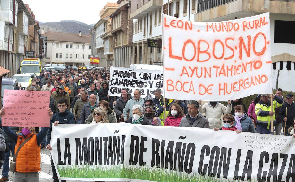 Los manifestantes en las calles de Riaño. 