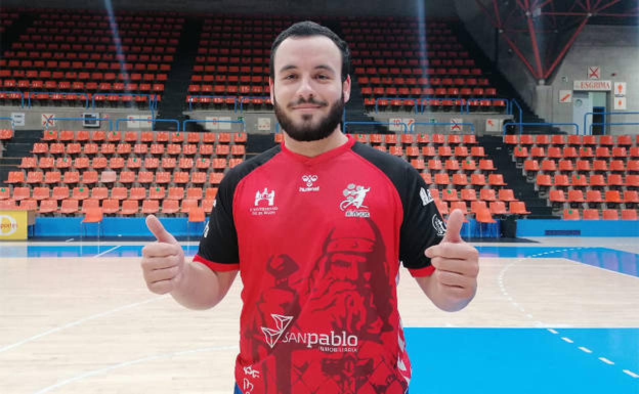 Kevin Lodos ya luce la camiseta del UBU San Pablo Burgos. 