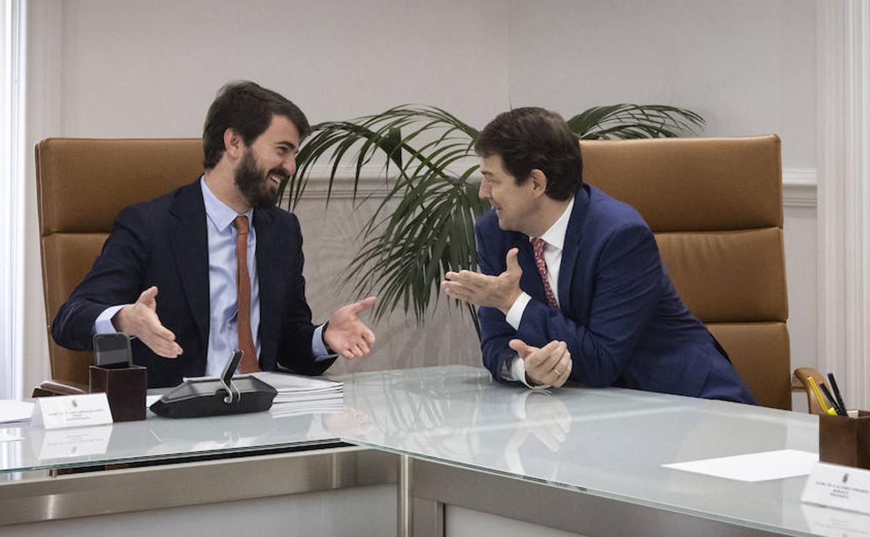 Juan García-Gallardo y Alfonso Fernández Mañueco conversan en el primer Consejo de Gobierno de la coalición.