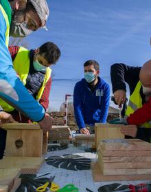 Imagen secundaria 2 - Las empresas como Decathlon o Banco Sadabell, las asociaciones de empresarios, como FAE, también organizan estas actividades, como son los ejemplos de las fotografías. El voluntariado ambiental ha crecido tras el confinamiento. 