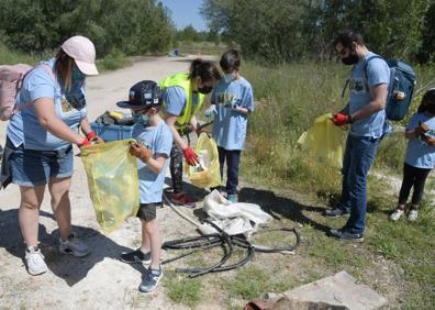 Imagen secundaria 1 - Las empresas como Decathlon o Banco Sadabell, las asociaciones de empresarios, como FAE, también organizan estas actividades, como son los ejemplos de las fotografías. El voluntariado ambiental ha crecido tras el confinamiento. 