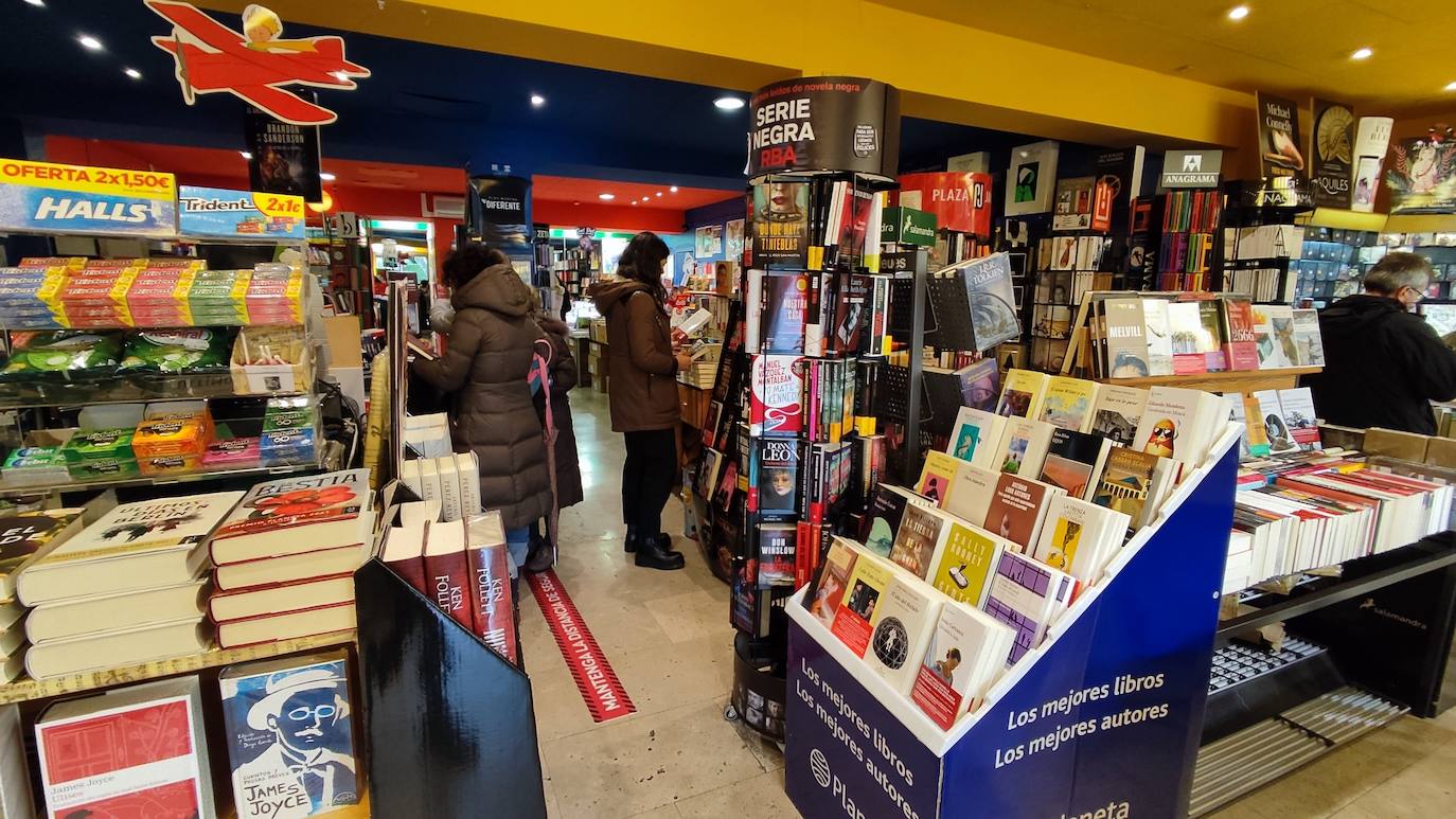 Fotos: El Día del Libro se traslada a las librerías en Burgos