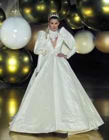 Imagen secundaria 2 - Arriba, Esther Cañadas durante el desfile. Abajo, dos de las propuestas de la colección Versailles 2023 de Atelier Pronovias. 