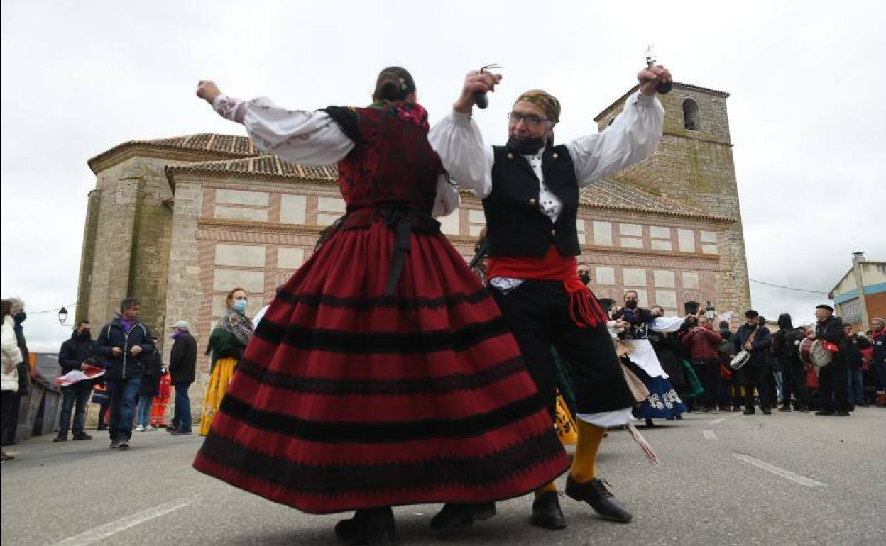 Grupo de danza Aires Castellanos frente a la Casa de Cultura de Villalar. 