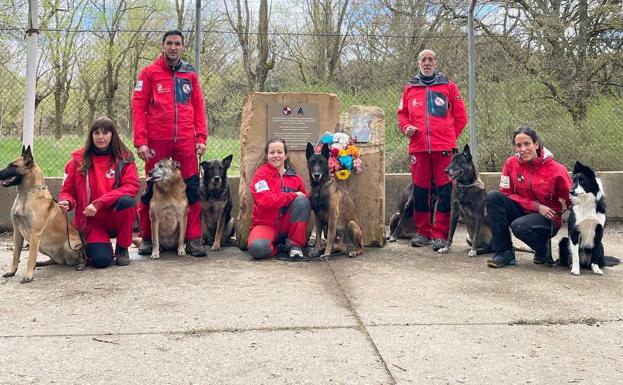 Miembros de la Unidad Canina de Salvamento del GREM han participado en el acto de homenaje.