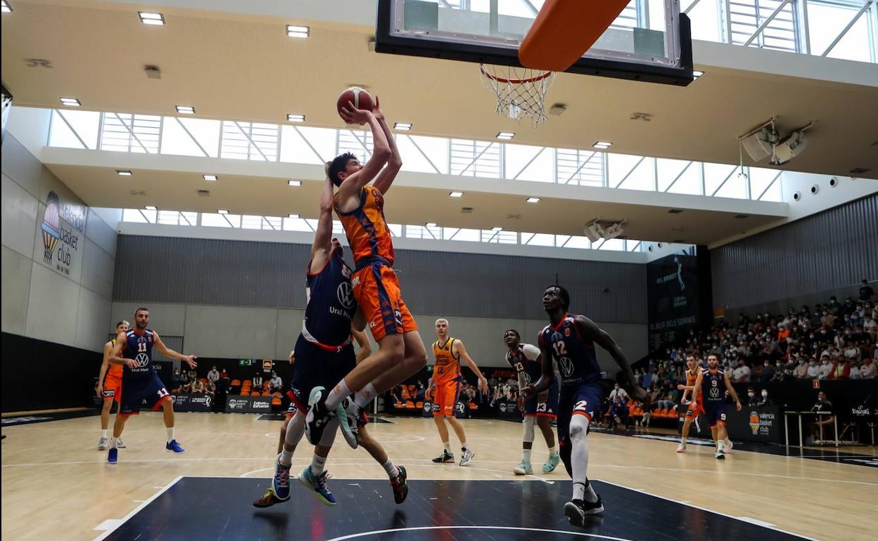 Encuentro entre el Tizona y el Valencia Basket.