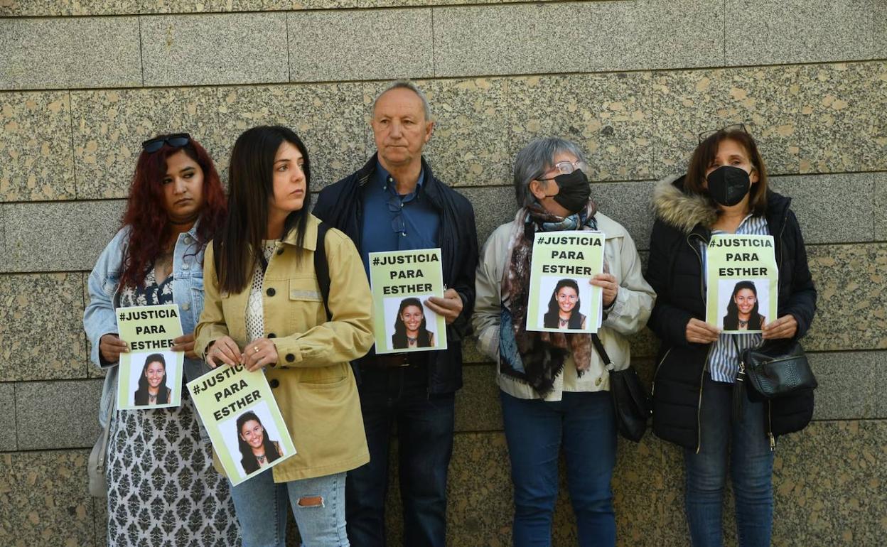 Familiares y vecinos de Traspinedo con carteles a las puertas de los juzgados de Valladolid. 