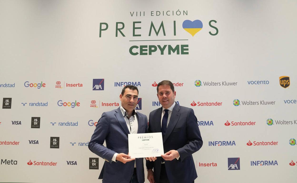 El CEO de Norteña, Jorge Bermejo, (izda.) recibe su diploma de manos de Gerardo Cueva, presidente de CEPYME. 