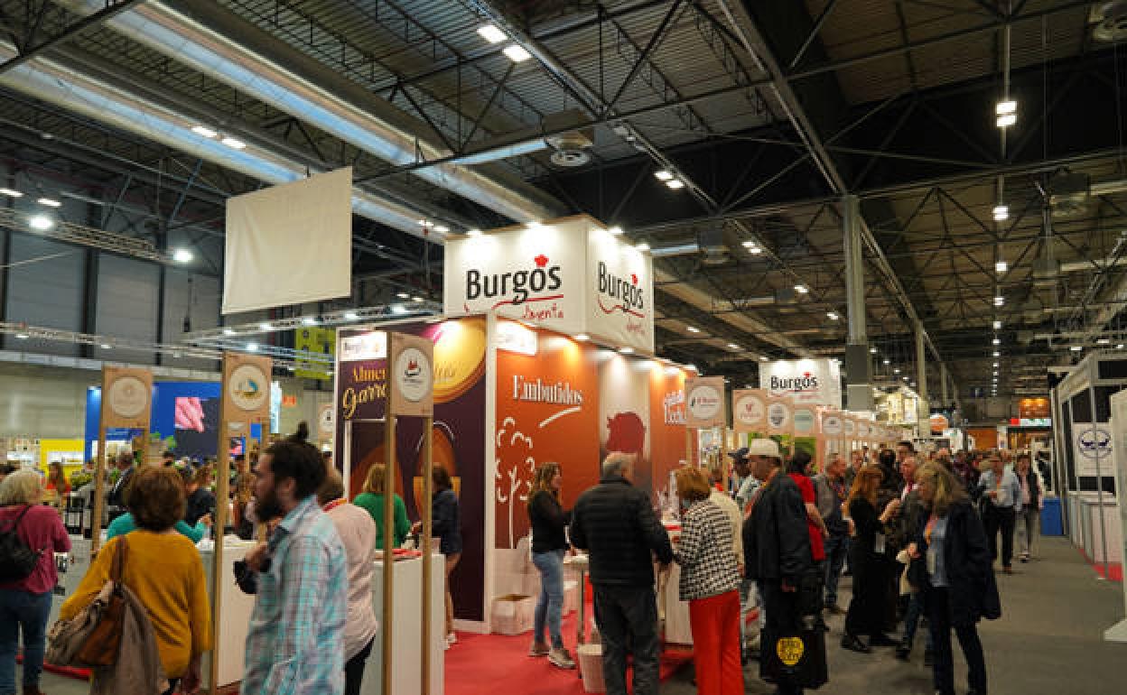 El stand de Burgos Alimenta en Salón Gourmets recibe una gran afluencia de público. 