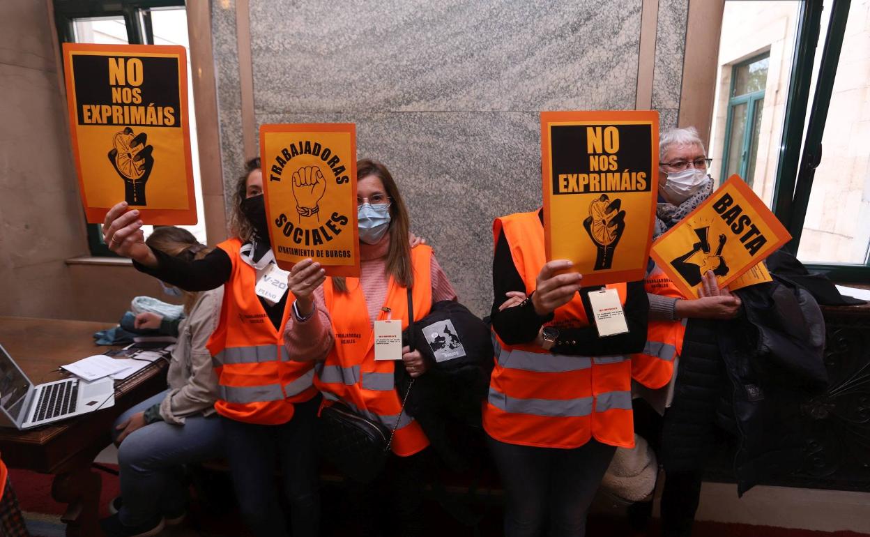 Las trabajadoras sociales protestaron el lunes en el pleno municipal.