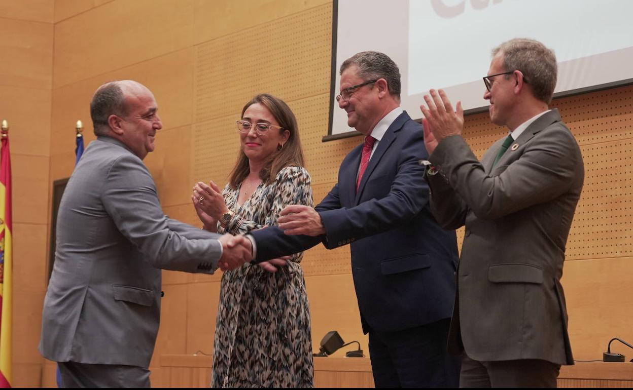 Juan Pedro Medina (izquierda), saluda al consejero, Gerardo Dueñas. 