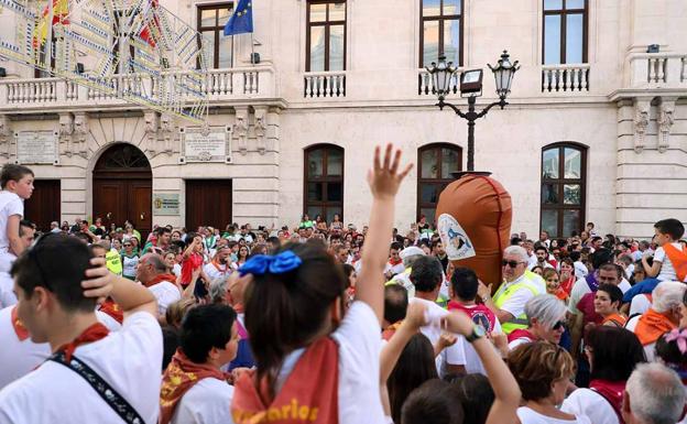 El lanzamiento de la bota cambia de escenario y las peñas diseñan una novedad floral para la ofrenda