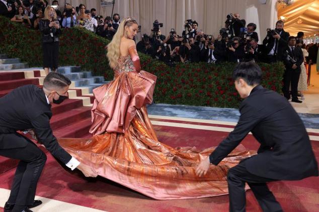 Blake Lively, con su original vestido de tres capas, inspirado en la Estatua de la Libertad. 