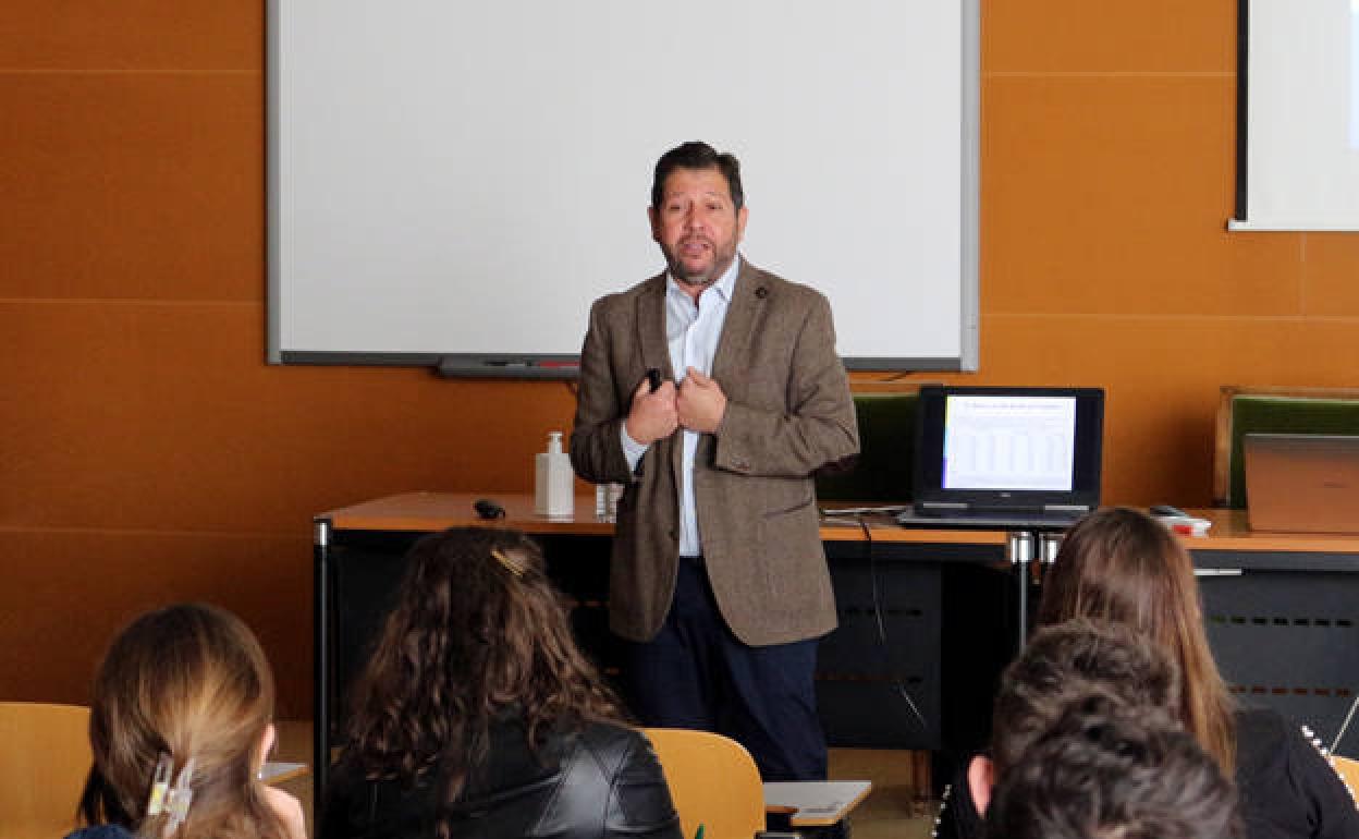 El economista Florencio López de Silanes durante una de sus clases magistrales. 