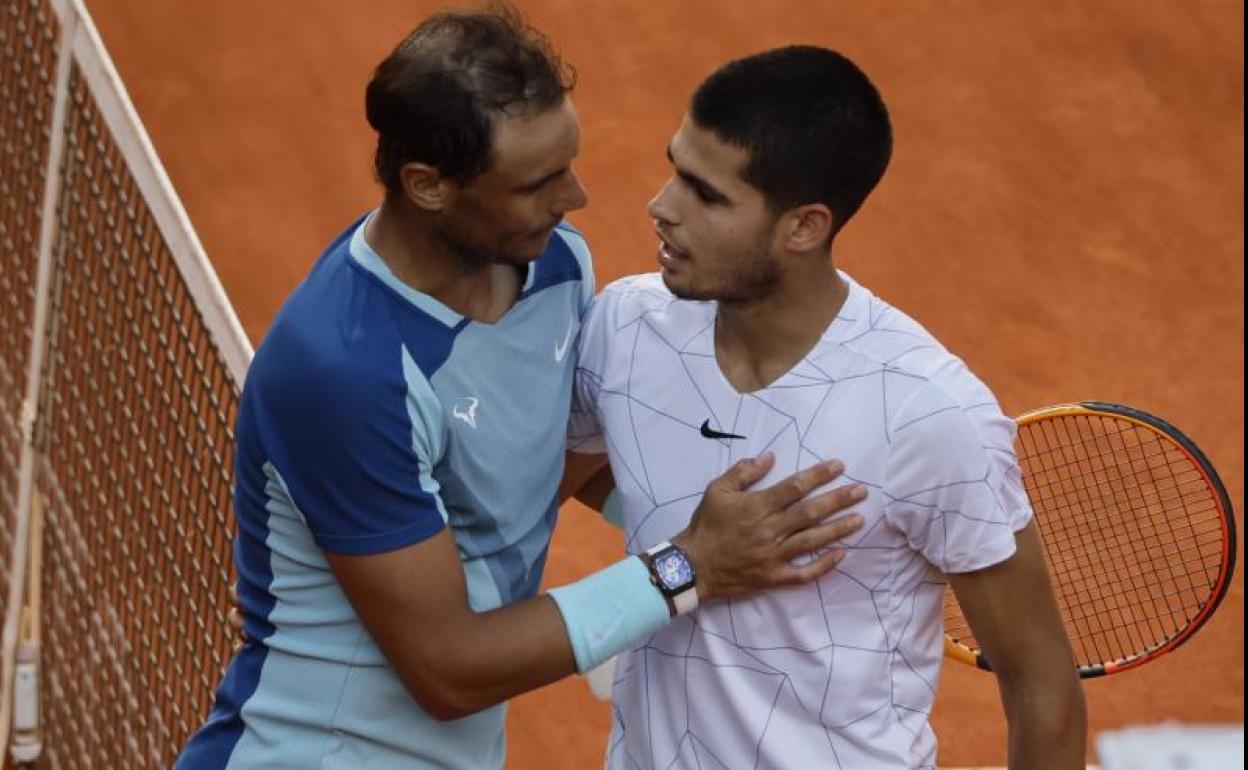 Nadal felicita a Alcaraz tras la victoria del murciano. 